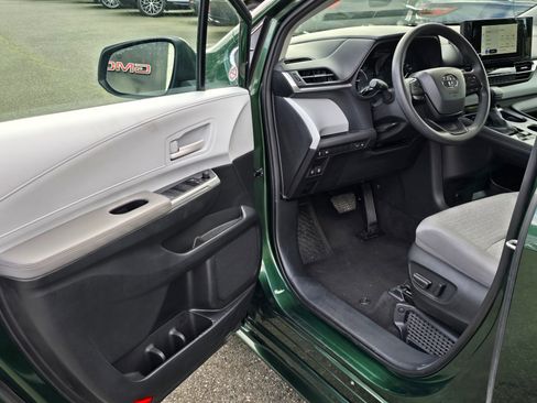 Used 2025 Toyota Sienna LE FWD image 21