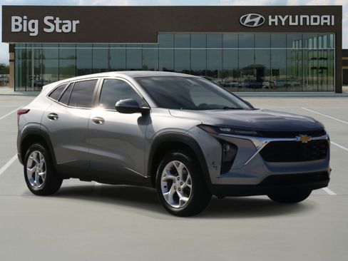 Used 2025 Chevrolet Trax LS w/ LS Convenience Package image 6