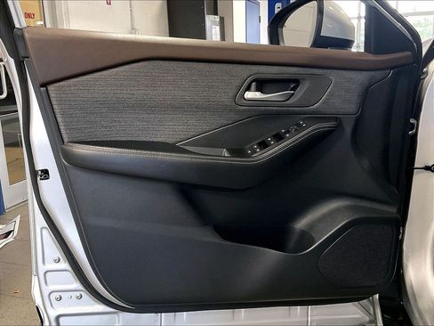 Used 2023 Nissan Rogue SV AWD/4WD image 9
