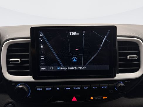 Used 2024 Hyundai Venue Limited FWD image 15