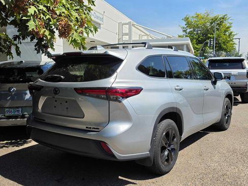 Used 2022 Toyota Highlander XLE AWD/4WD image 3