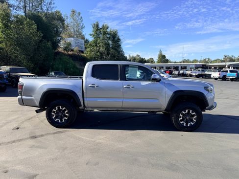 Used 2020 Toyota Tacoma TRD Off-Road w/ Technology Package AWD/4WD image 5