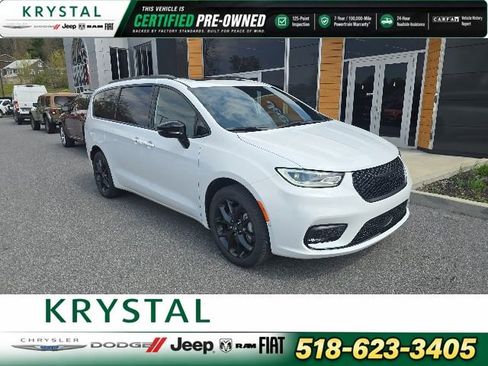 Used 2026 Chrysler Pacifica Limited w/ S Appearance Package AWD/4WD image 1
