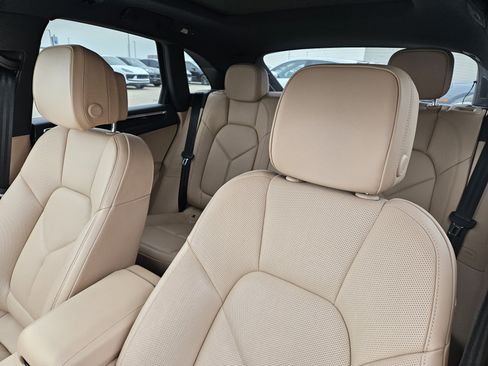 Certified 2025 Porsche Macan image 6