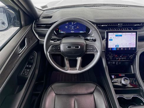 Used 2024 Jeep Grand Cherokee Limited image 23