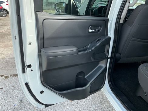 Used 2022 Nissan Frontier SV image 15