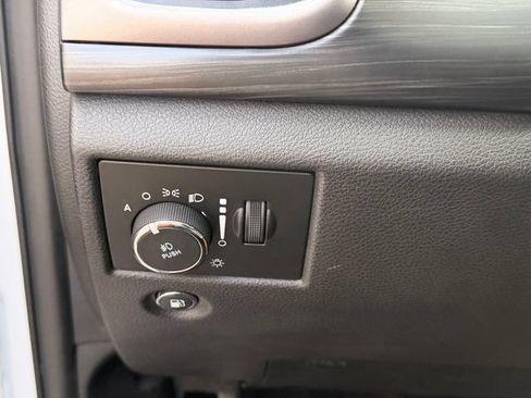 Used 2019 Jeep Grand Cherokee Laredo RWD image 27