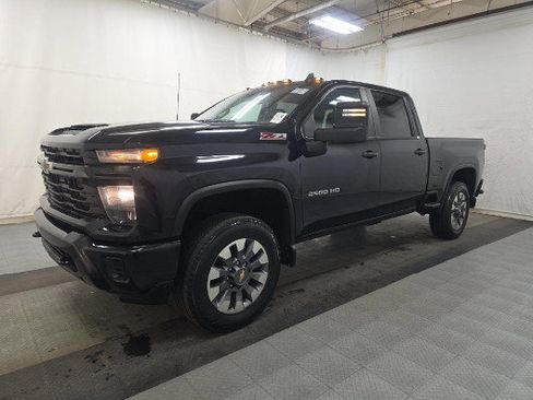 Used 2024 Chevrolet Silverado 2500 Custom w/ Custom Value Package image 2