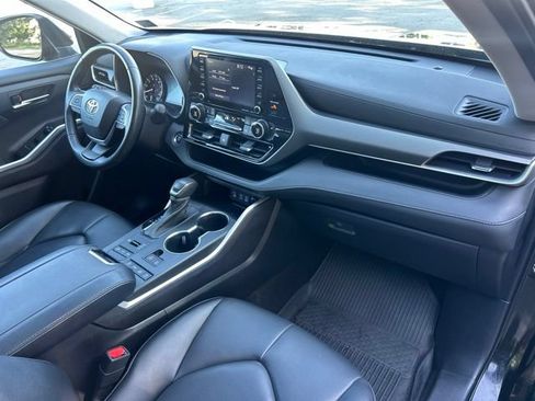 Used 2022 Toyota Highlander XLE AWD/4WD image 25