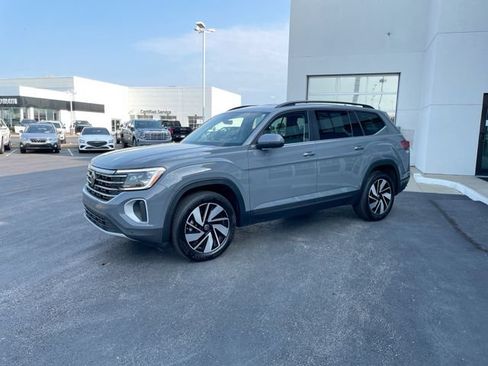 Used 2025 Volkswagen Atlas SE AWD/4WD image 2