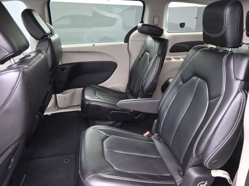 Used 2023 Chrysler Pacifica Touring-L FWD image 17