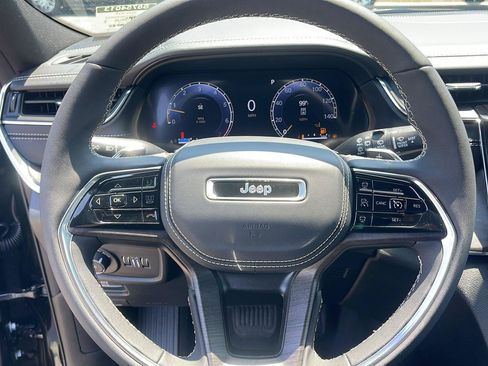 Used 2025 Jeep Grand Cherokee Overland AWD/4WD image 24