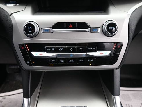 Used 2022 Ford Explorer XLT w/ Equipment Group 202A image 16