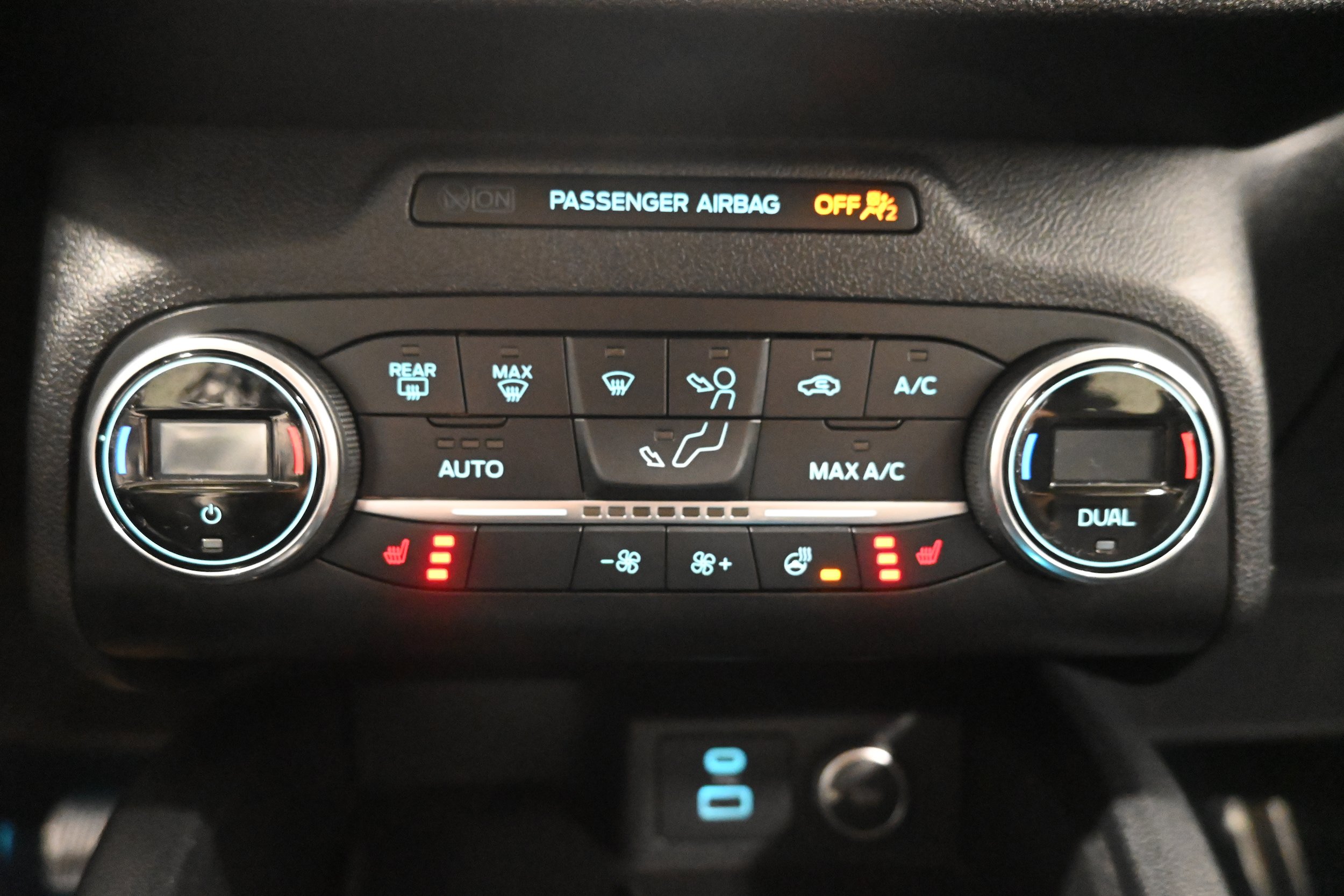 Used 2020 Ford Escape Titanium w/ Titanium Premium Package 2.0 AWD/4WD image 14