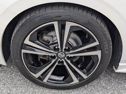 Used 2023 Nissan Sentra SR w/ Electronics Package FWD image 11