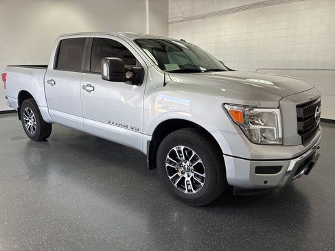 Used 2020 Nissan Titan SV w/ SV Convenience Package AWD/4WD image 2