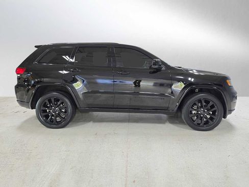 Used 2021 Jeep Grand Cherokee Laredo X image 2