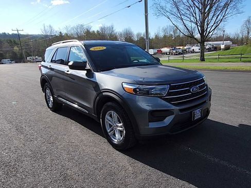 Used 2023 Ford Explorer XLT AWD/4WD image 2