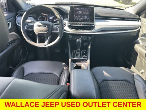 Used 2025 Jeep Compass Latitude AWD/4WD image 18