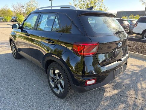 Used 2022 Hyundai Venue SEL FWD image 3