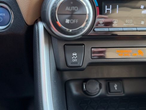 Used 2021 Toyota RAV4 XLE image 17