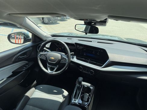 Used 2025 Chevrolet Trax LT w/ LT Convenience Package FWD image 34