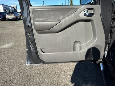 Used 2014 Nissan Frontier SL w/ SL Moonroof Package image 17