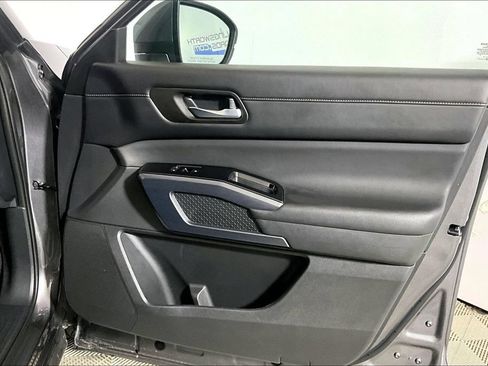 Used 2025 Nissan Pathfinder SL FWD image 19