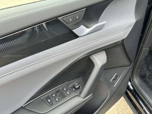 New 2025 Volkswagen Tiguan SE FWD image 12