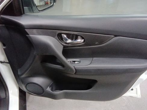 Used 2017 Nissan Rogue S image 19