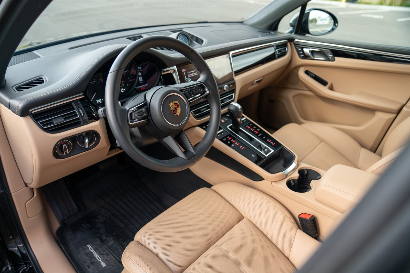 Certified 2026 Porsche Macan AWD/4WD image 4