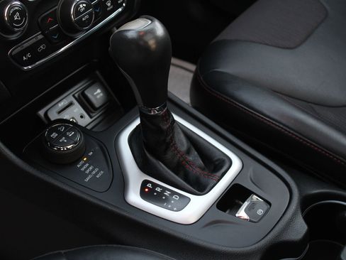 Used 2015 Jeep Cherokee Trailhawk w/ Comfort/Convenience Group image 23