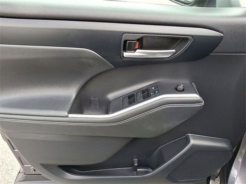 Used 2022 Toyota Highlander XLE image 22