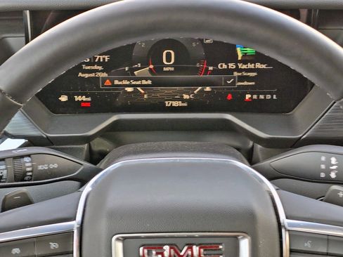 Used 2025 GMC Acadia Elevation image 6