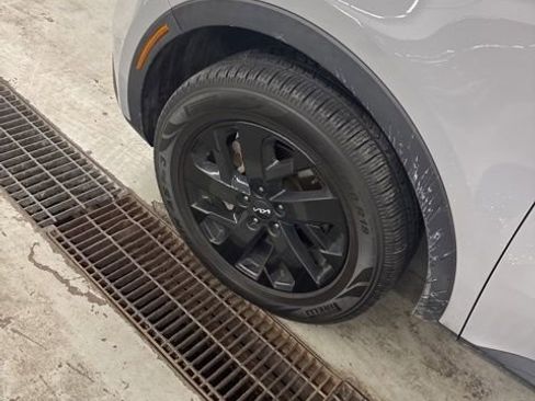 Certified 2023 Kia Sorento S w/ Panoramic Sunroof Package image 7