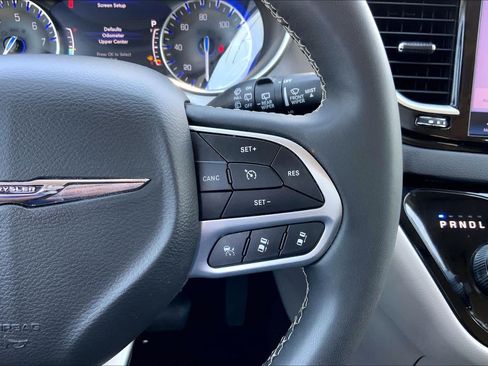 Used 2024 Chrysler Pacifica Touring-L FWD image 24