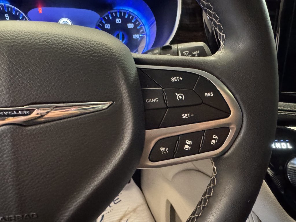 Used 2023 Chrysler Pacifica Limited FWD image 12