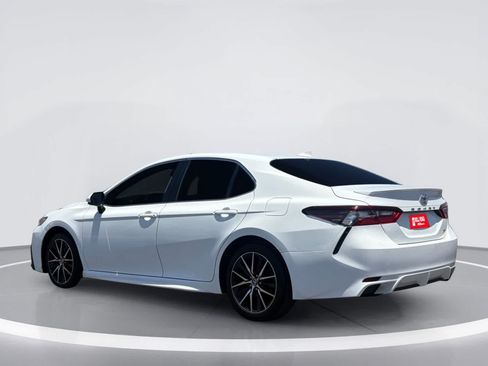Used 2021 Toyota Camry SE FWD image 3