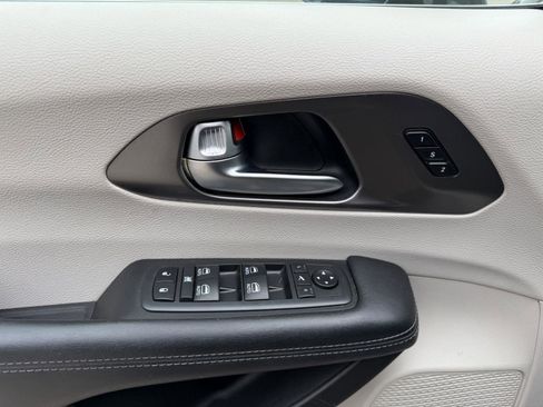 Used 2019 Chrysler Pacifica Limited FWD image 13