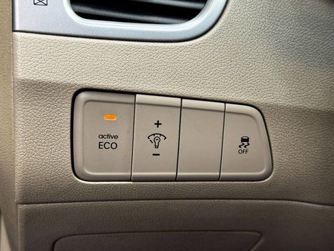 Used 2014 Hyundai Elantra SE image 28