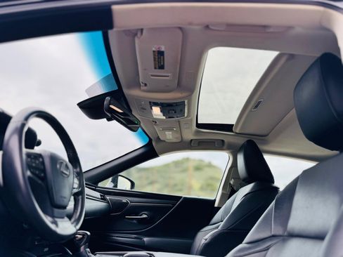 Used 2019 Lexus ES 300h w/ Premium Package image 20