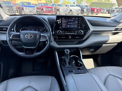 Used 2021 Toyota Highlander XLE FWD image 5
