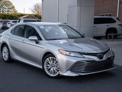 Used 2019 Toyota Camry XLE image 1