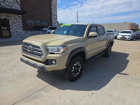 Used 2017 Toyota Tacoma TRD Off-Road w/ Tow Package RWD image 2