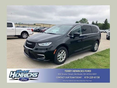 Used 2023 Chrysler Pacifica Touring-L FWD image 1