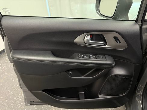 Used 2022 Chrysler Pacifica Limited w/ Uconnect Theater Family Group image 9