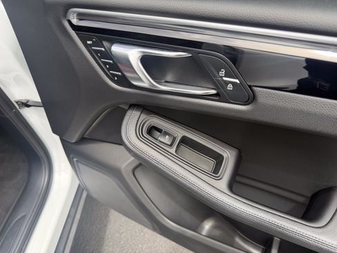 Certified 2023 Porsche Macan AWD/4WD image 27
