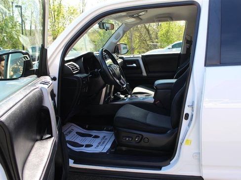 Used 2016 Toyota 4Runner SR5 AWD/4WD image 10