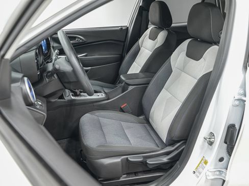 Used 2024 Chevrolet Trax LS w/ LS Convenience Package FWD image 17