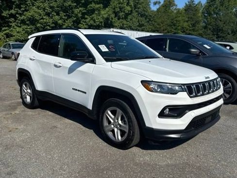 Used 2023 Jeep Compass Latitude w/ Convenience Group AWD/4WD image 1